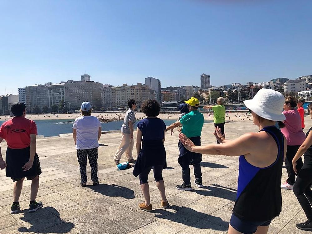 Imagen de los 15 afiliados practicando Chi Kung en Riazor