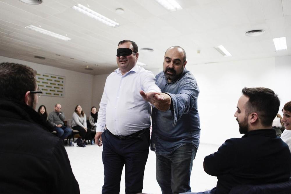 En la imagen, los asistentes al taller manejándose con  antifaz