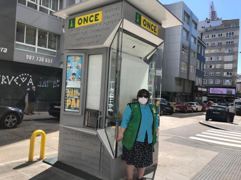 Teresa Iglesias delante de su kiosco en la calle Alcalde Marchesi de A Coruña