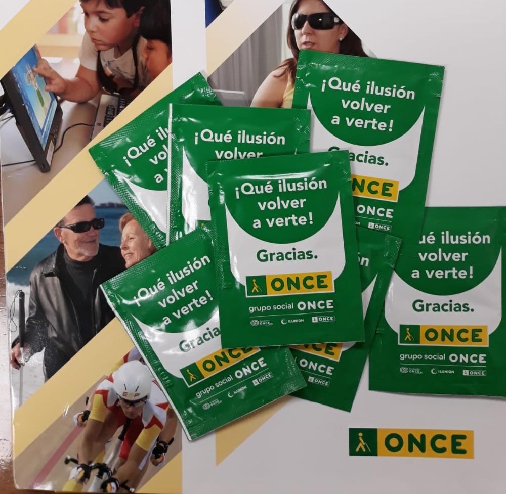 Toallitas  desinfectantes que repaerten os vendedores aos seus clientes