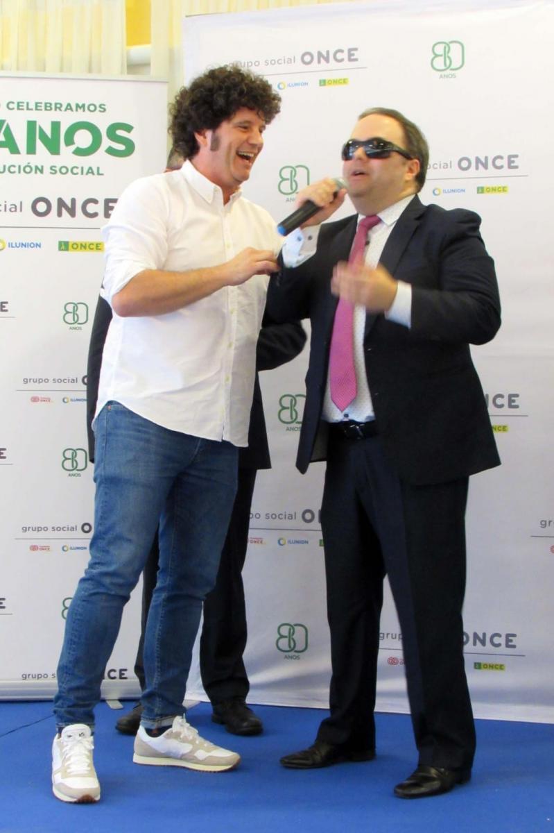 Na imaxe vese ao humorista Touriñán co presidente do Consello Territorial