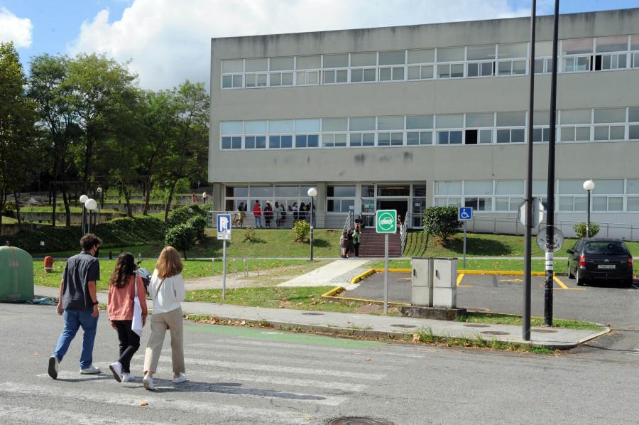 Jóvenes estudiantes accediendo a un centro en el Campus de A Coruña