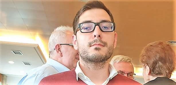 Fotografía de Fabián Oubiña tras recoger su reconocimiento como recién licenciado