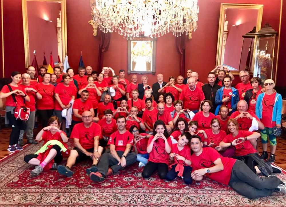 El grupo de peregrinos en la recepción que les ofreció el Ayuntamiento de Santiago