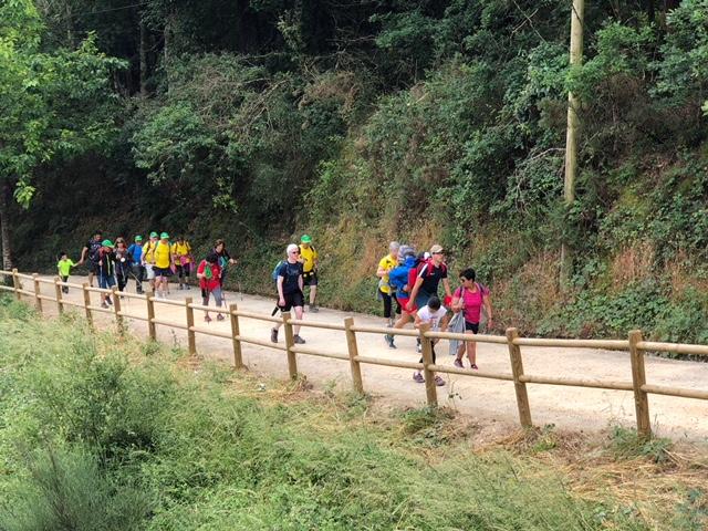 Caminando por los senderos gallegos seis horas cada día