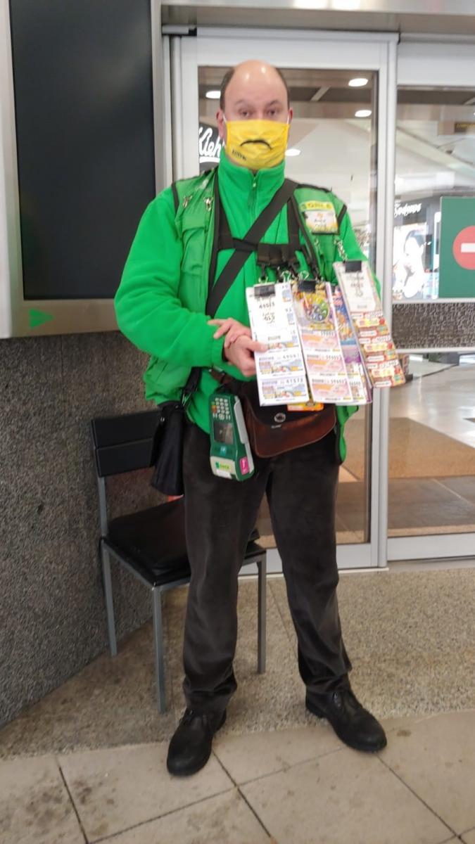 El vendedor Alberto Fernández en su puesto de venta , en Vigo, cubriendo su cara con la mascarilla que recibieron todos los afiliados y trabajadores por Santa Lucía