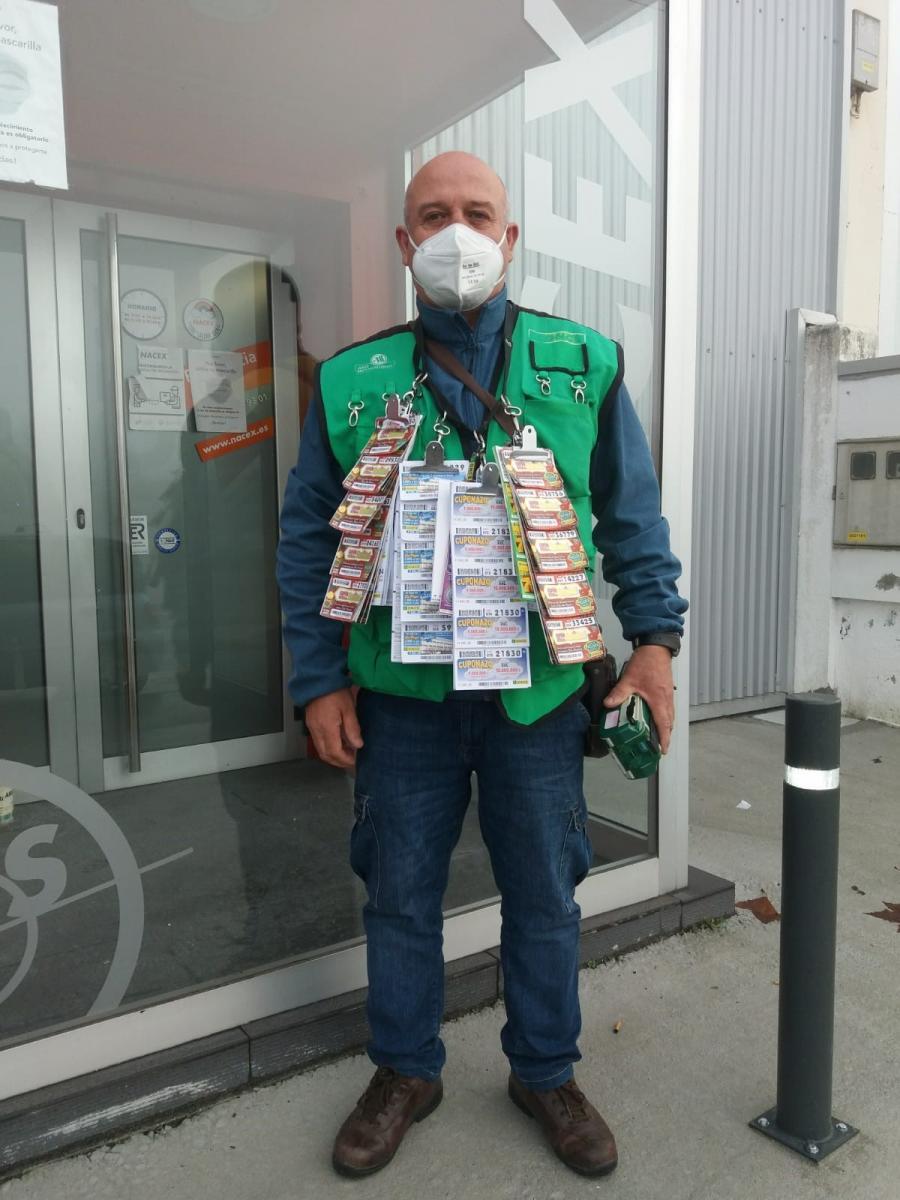 El vendedor Ángel Carballo fotografiado en su punto de venta en el Polígono de O Ceao, en Lugo, eal día siguiente del sorteo