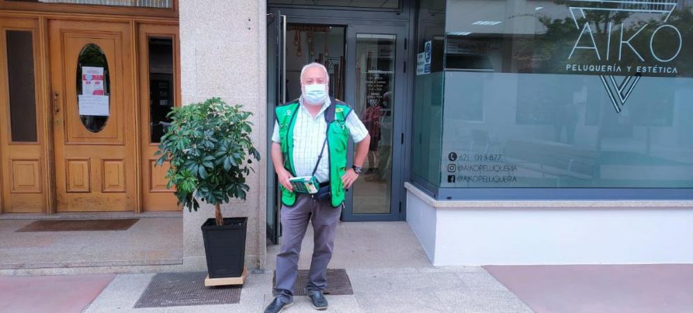 Fotografía del vendedor de Tomiño Antonio Luis Fernández Arias, realizada el pasado jueves 27 de abril durante su jornada laboral en el casco urbano de la localidad