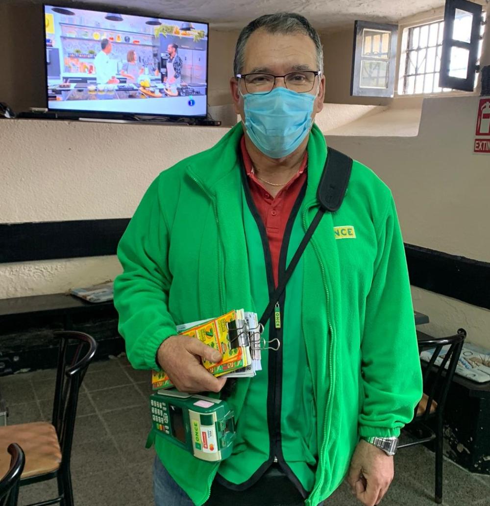 O vendedor Inocencio Couñago na súa ruta de venda camiño a casa