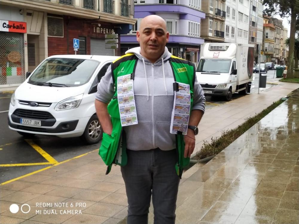 Fotografía de José María Figueiras durante su trabajo como vendedor de productos ONCEen Carballo