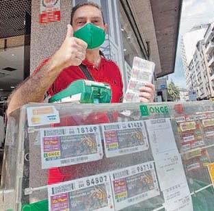 O vendedor J. Ramón Chaves o ultimo día de traballo en Pontevedra