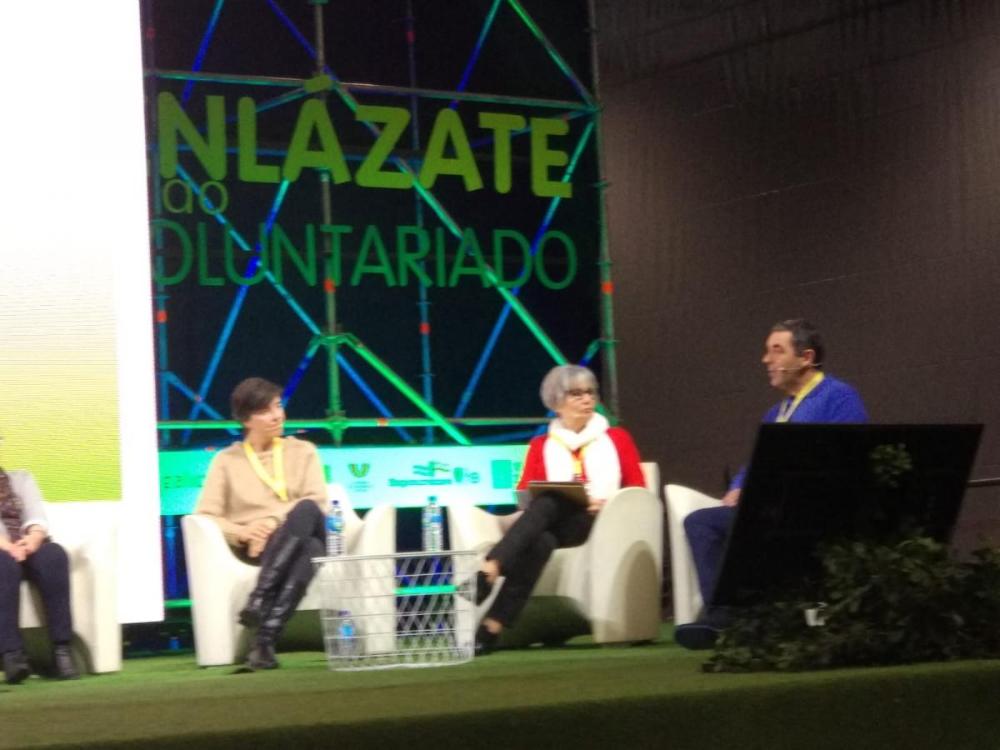 En la imagen se ve a  Mario  participando en la mesa redonda sobre experiencias personales de voluntariado
