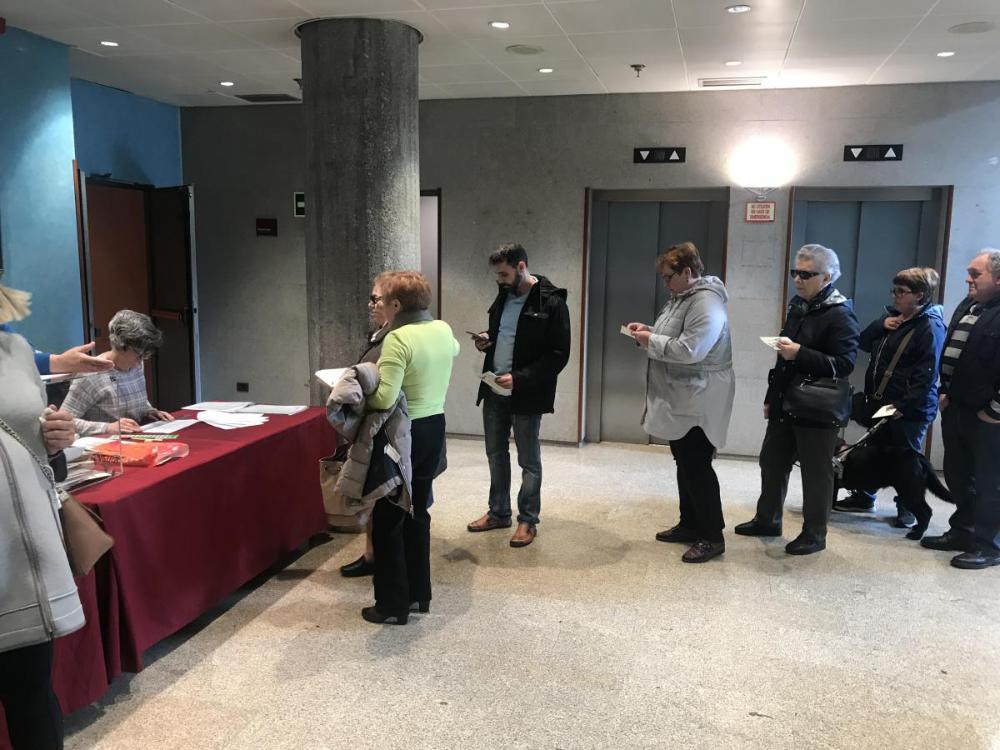 Afiliados haciendo cola para votar en A Coruña