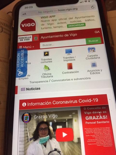 Imaxe  da portada da web oficial do Concello de Vigo na pantalla dun smartphone