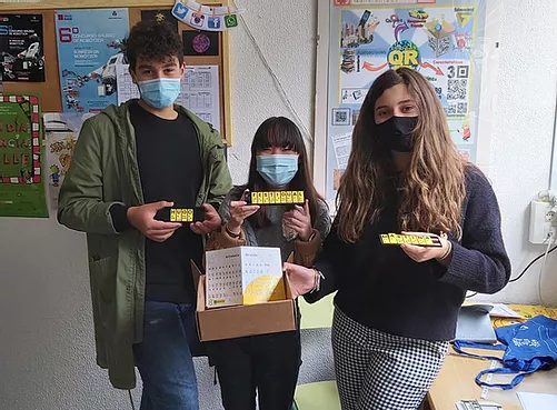 Algúns alumnos do Zalaeta sosteñen as fichas braille que imprimiron en 3D