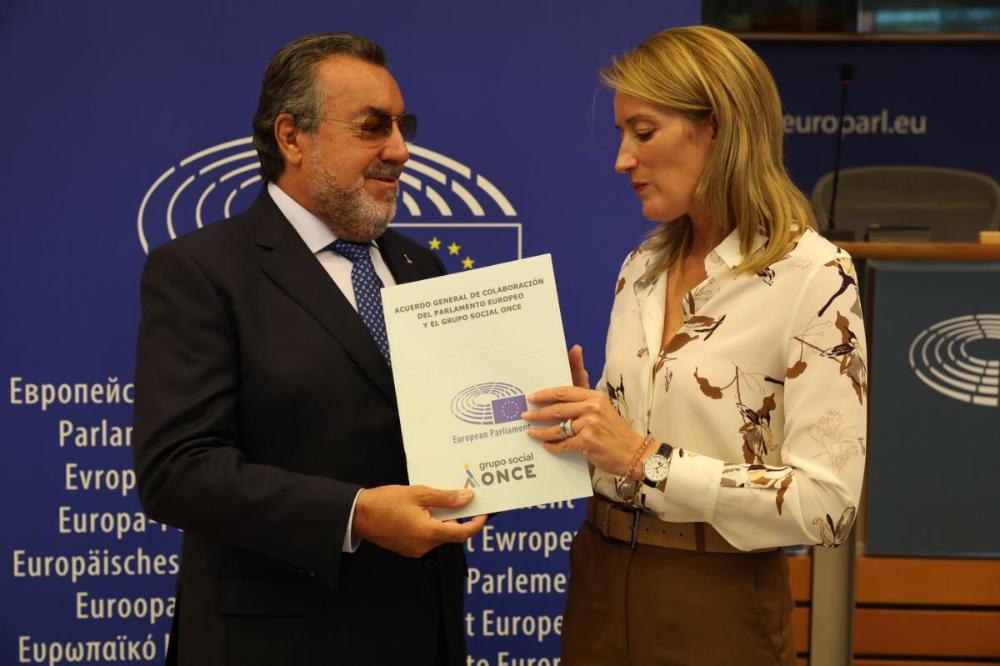 Miguel Carballeda y Roberta Metsola en el momento de la firma