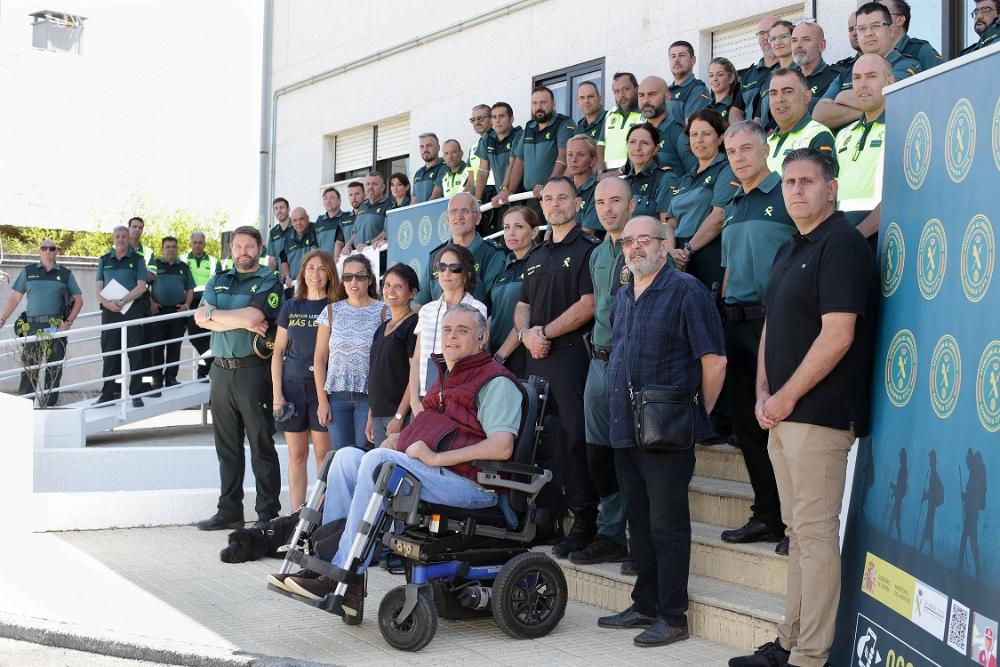 Foto de familia de la formación impartida por Fundación ONCE a una veintena de guardia civiles en Sarria