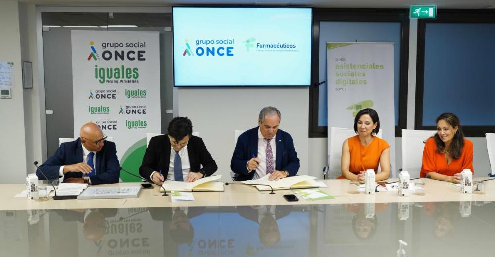 Foto de familia de la firma del convenio