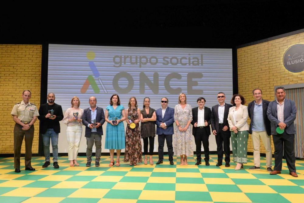 Foto final de familia de la entrega de los Premios Solidarios Grupo Social ONCE Galicia 2022