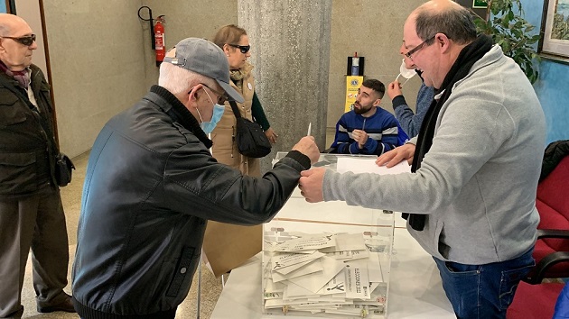 un_afiliado_a_la_once_de_galicia_en_el_momento_de_ejercer_su_voto_.jpg
