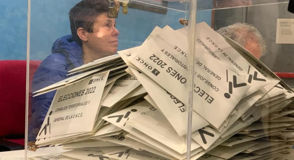 Una urna llena de sobres de voto, en la sede de la ONCE en A Coruña