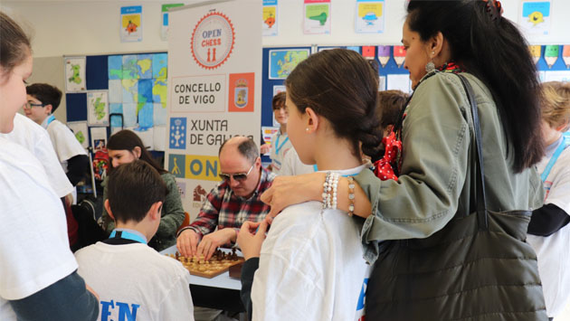 El afiliado Carlos Martínez juega con uno de los niños 