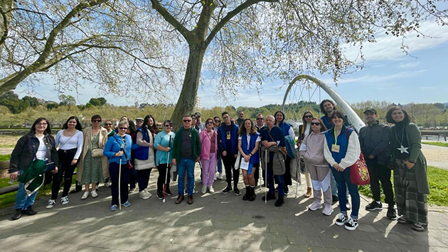 El grupo de afiliados y afiliadas, junto al alumnado del Carlos Oroza, durante el paseo