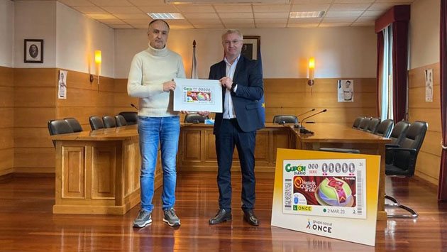 José Luis Garcia y José Antonio Rivero sostienen una opia enmarcada del cupón