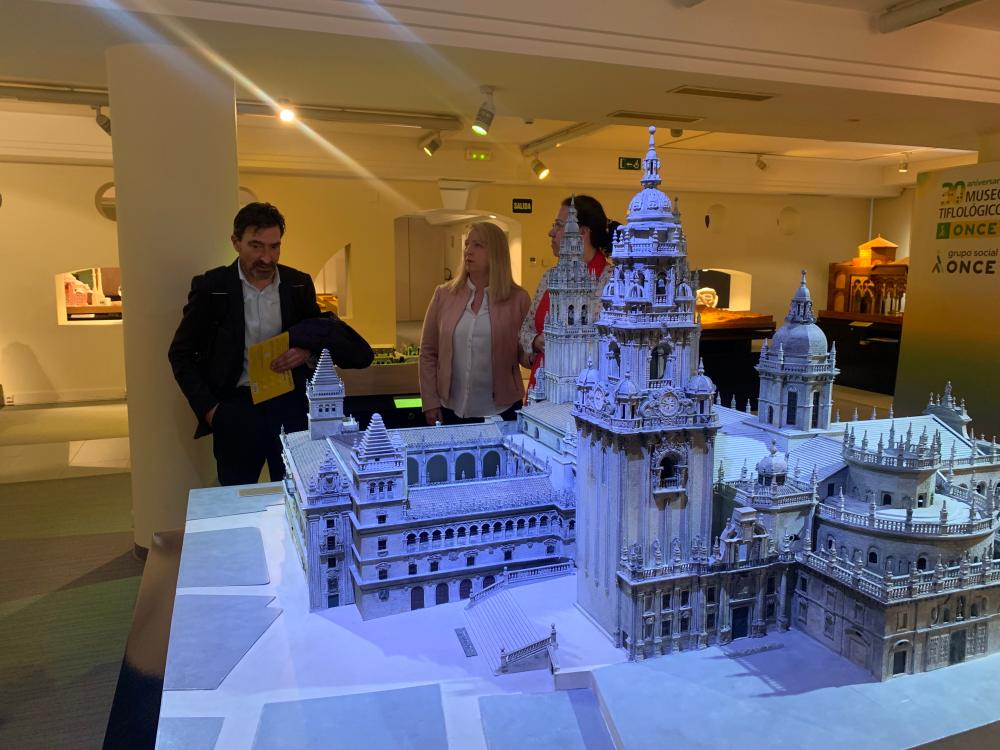Juan J Prieto, ante la maqueta de la Catedral de Santiago de Compostela que se muestra en el Museo Tiflológico de la ONCE
