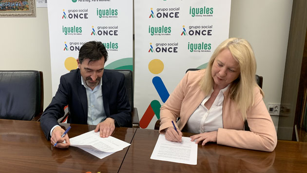 Juan J Prieto y Carmen Bayarri firman el acuerdo