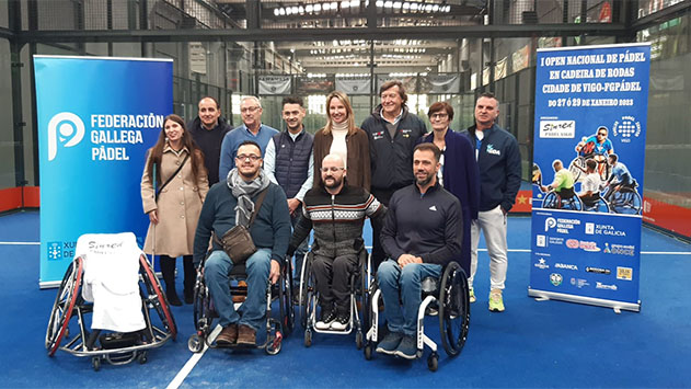 Foto de familia de la presentación del I Opena Nacional de Pádel en Silla de Ruegas Vigo 2023