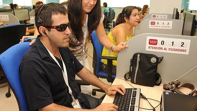 Una persona ciega trabajando frente a su ordenador