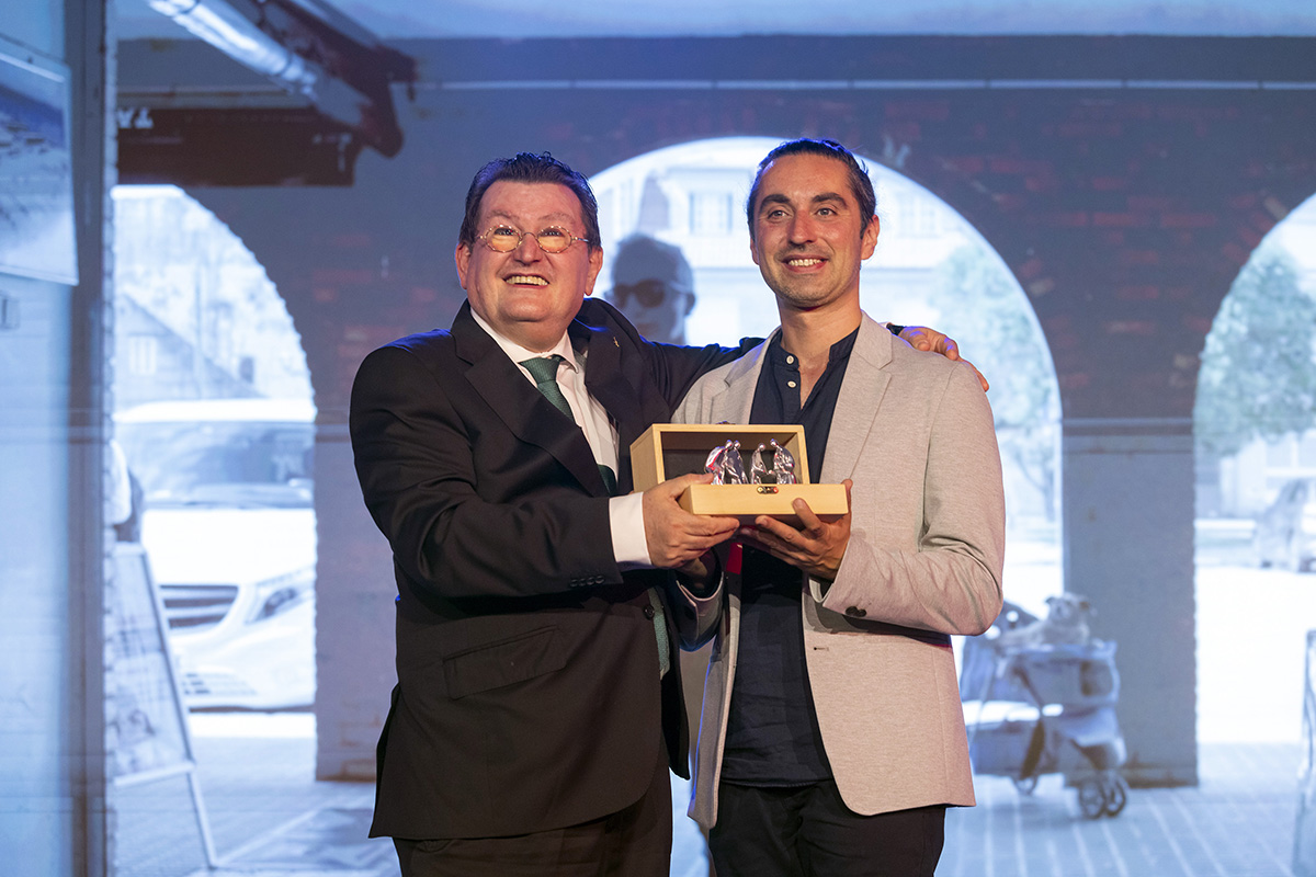 Diego Manuel Pérez recibiendo el reconocimiento de manos de Ángel Sánchez, director general de la ONCE