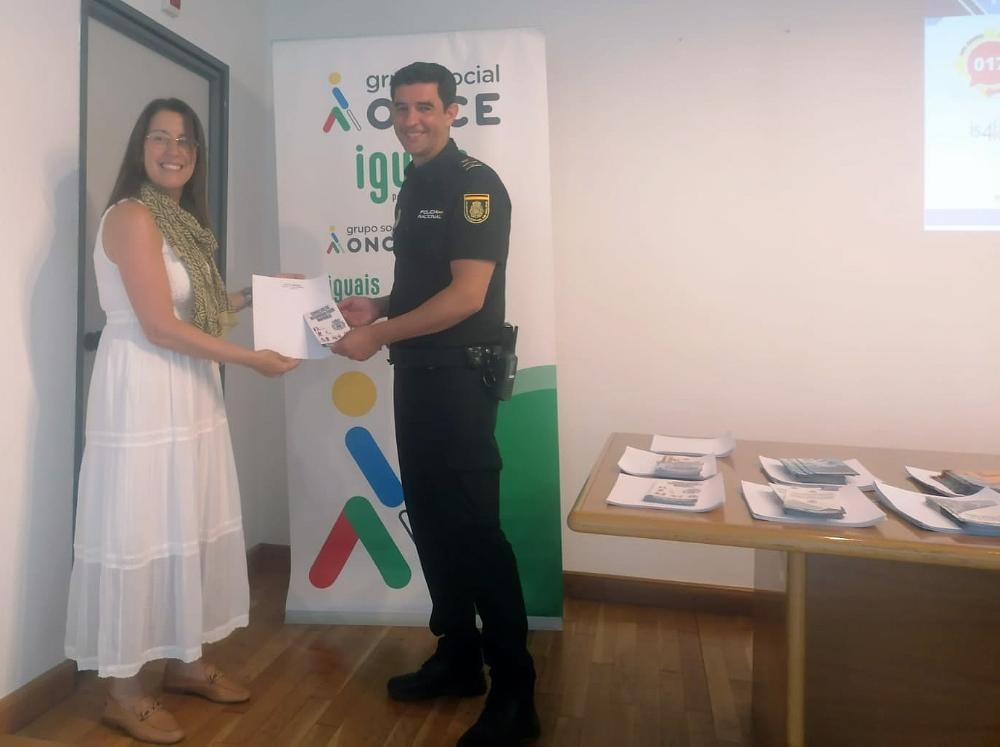 Ana Belén Regueiro y  Juan José Vila, con los folletos informativos en braille.