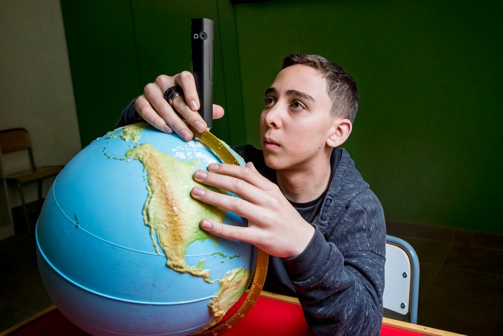 Alumno con bola del mundo adaptada