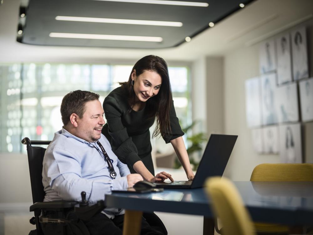 Una persona con discapacidad en su puesto de trabajo