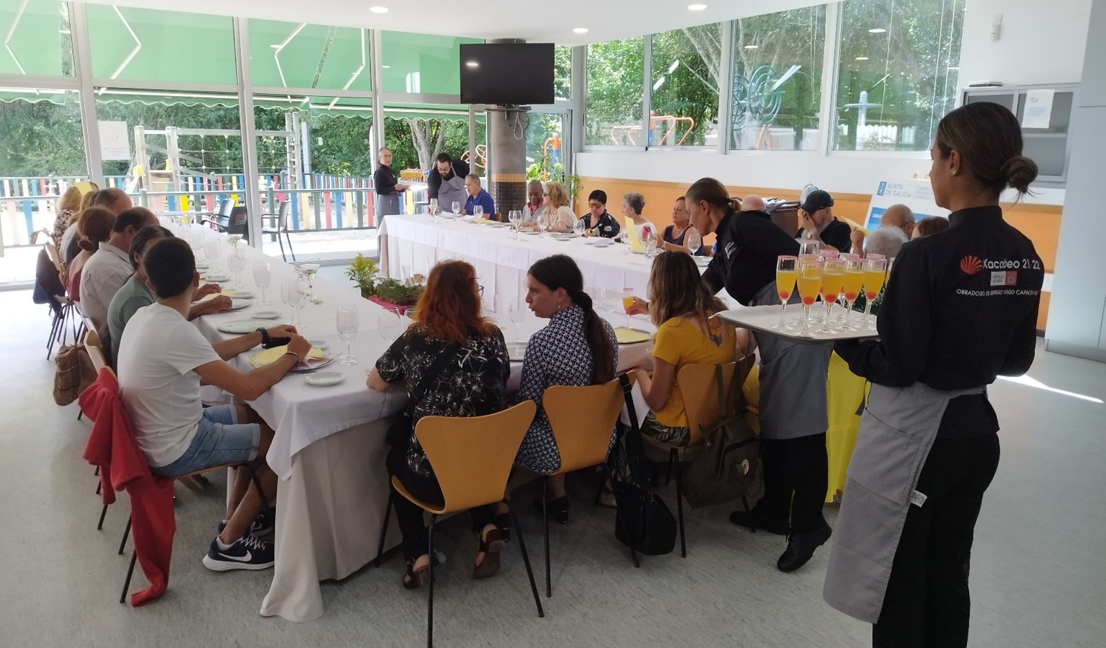 Alumnos y alumnas durante el Brunch Saludable