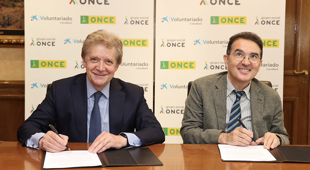 Josep Parareda y Andrés Ramos en el momento de la firma