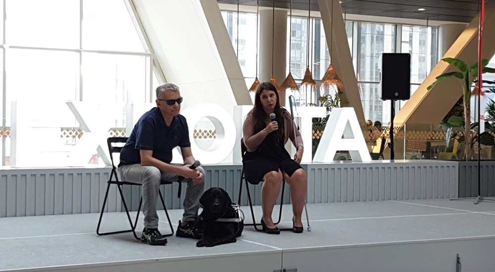 Lorena Fernández y Óscar Proyetti, acompañados de Topi, durante su intervención