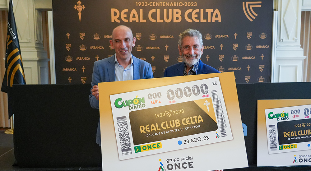 Roberto Carlos Gaspar y Carlos Mouriño posan con la réplica del cupón