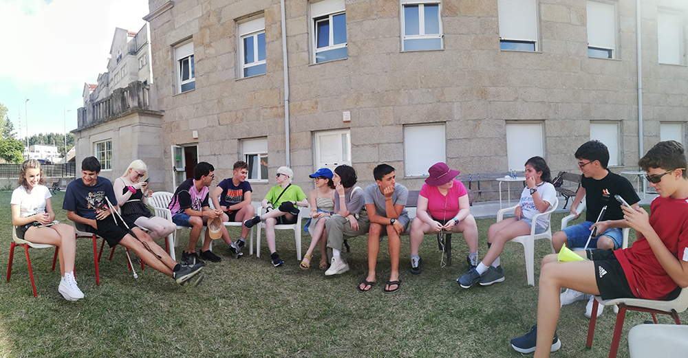 Grupo de estudiantes del curso sentados en corrillo