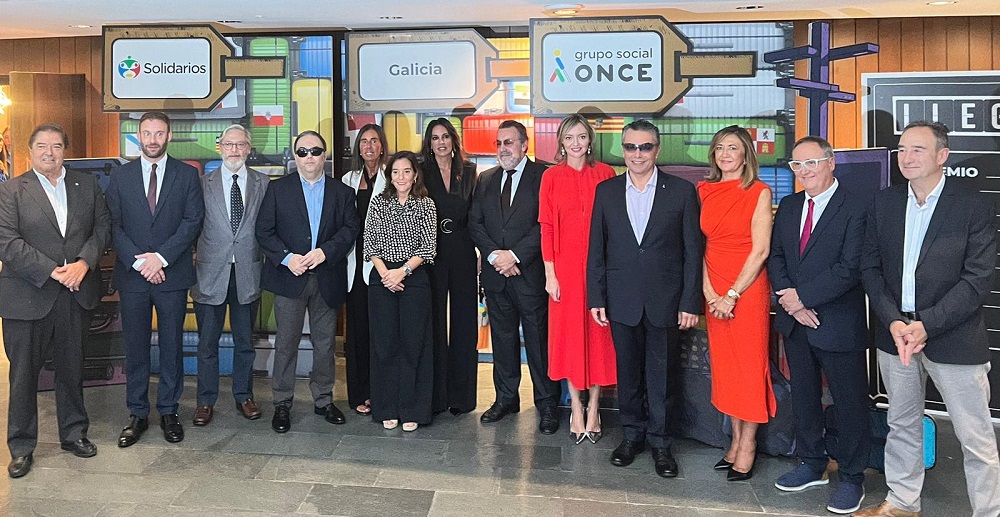 Los premiados con los Solidarios Grupo Social ONCE Galicia 2023 junto a responsables ONCE y autoridades