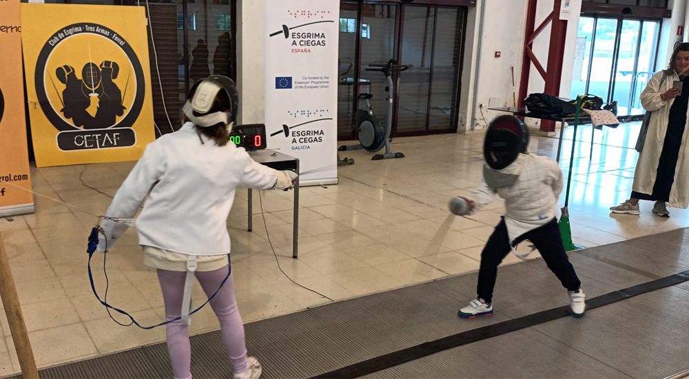 Dos niños practicando esgrima adaptada