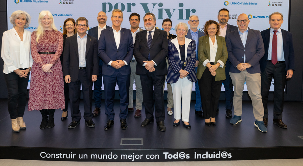 foto de familia de la presentación de Ilunion Vida Sénior