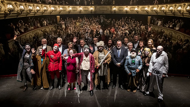 Muxicas junto a autoridades delante del público del teatro