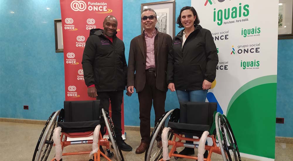 De izqda. a dcha. Lorenzo E. Edjang Nsa, presidente de Inclubasket Coruña, Manuel Martínez Pan, delegado de la ONCE en Galicia. y Montserrat Santiso Santiso, tesorera de Inclubasket Coruña