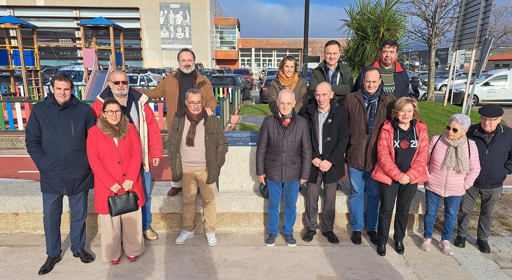 El director de la ONCE en Vigo, Roberto Gaspar Conde, quinto por la derecha, ante la placa del nuevo Paseo de Bouzas
