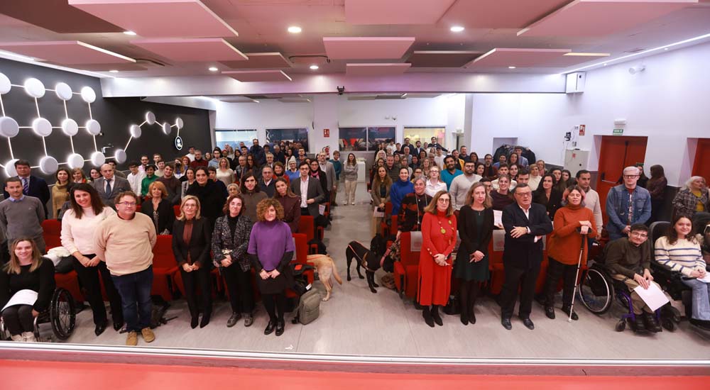 Foto de familia durante la entrega de las becas Oportunidad al Talento