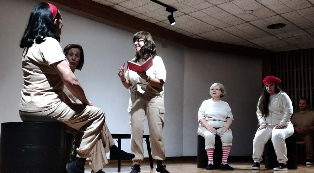 Un instante de la actuación del grupo de teatro Setestrelo