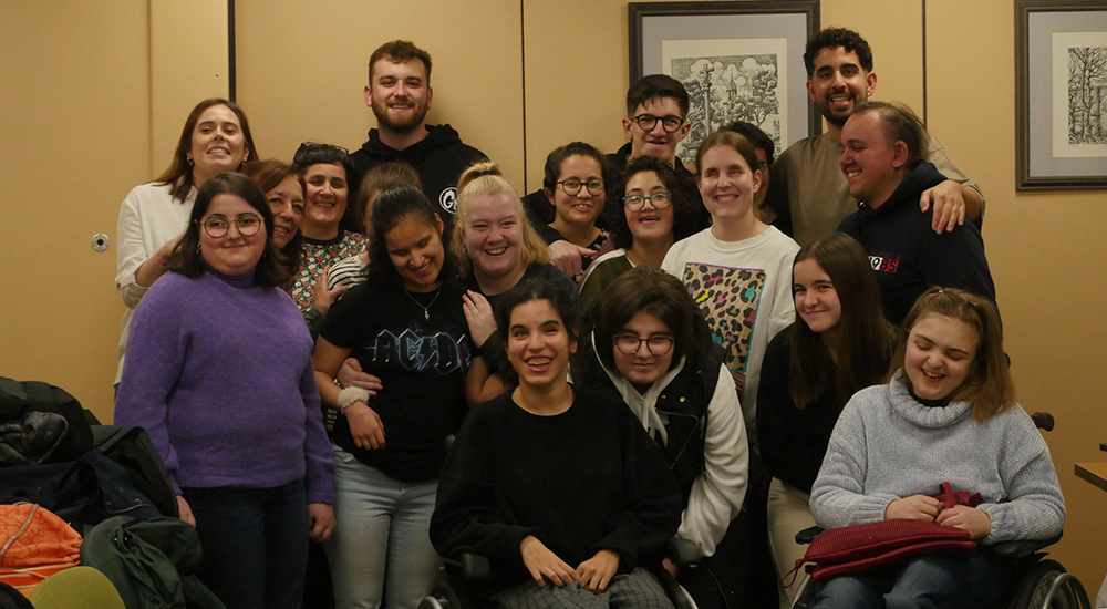 Foto de grupo de los participantes en la actividad